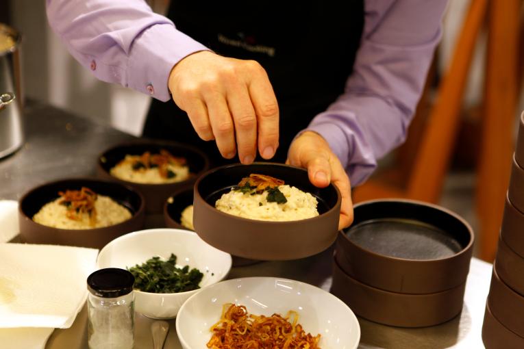 Risotto mit Zwiebelringen und Kräutern