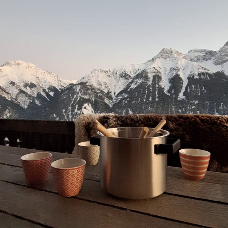 Wired Cooker mit Fonduegabeln vor Alpenpanorama